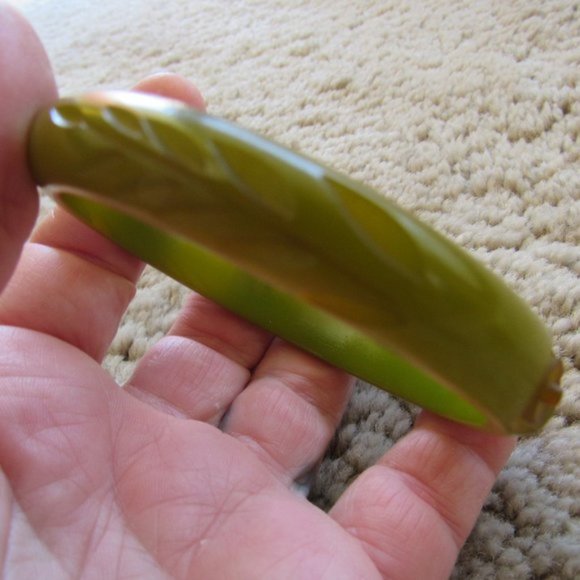 Olive Green Carved BAKELITE Bangle - Picture 4 of 6